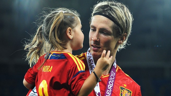 Torres hạnh phúc mừng chức vô địch EURO 2012 cùng con gái Nora